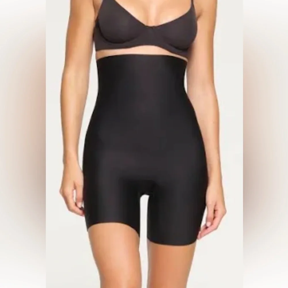 SKIMS High waisted bonded short - Picture 6 of 6
